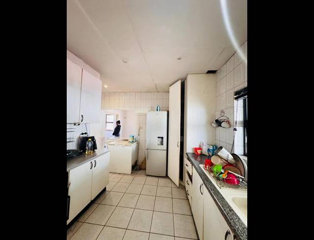 6 BEDROOM HOUSE FOR SALE IN SUNNYRIDGE